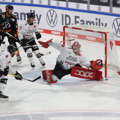 03.02.2023, xgox, Eishockey, Penny DEL, Grizzlys Wolfsburg - Koelner Haie, emspor v.l. Mirko Pantkowski Koeln, 30, Spencer Machacek Wolfsburg, 93 Parade, haelt den Puck, faengt den Puck, pariert Wolfsburg *** 03 02 2023, xgox, ice hockey, penny DEL, Grizzlys Wolfsburg Koelner Haie, emspor v l Mirko Pantkowski Koeln, 30 , Spencer Machacek Wolfsburg, 93 save, holds the puck, catches the puck, parries Wolfsburg