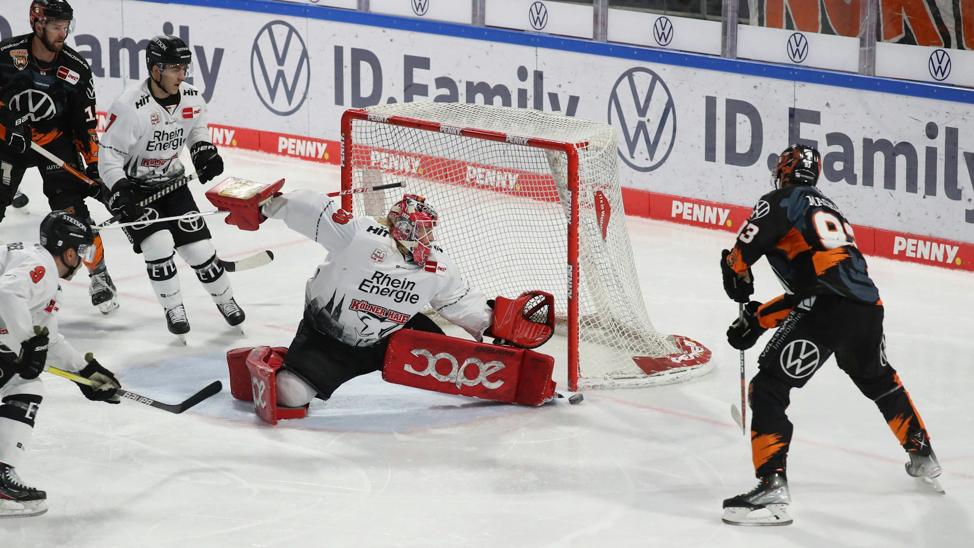 03.02.2023, xgox, Eishockey, Penny DEL, Grizzlys Wolfsburg - Koelner Haie, emspor v.l. Mirko Pantkowski Koeln, 30, Spencer Machacek Wolfsburg, 93 Parade, haelt den Puck, faengt den Puck, pariert Wolfsburg *** 03 02 2023, xgox, ice hockey, penny DEL, Grizzlys Wolfsburg Koelner Haie, emspor v l Mirko Pantkowski Koeln, 30 , Spencer Machacek Wolfsburg, 93 save, holds the puck, catches the puck, parries Wolfsburg