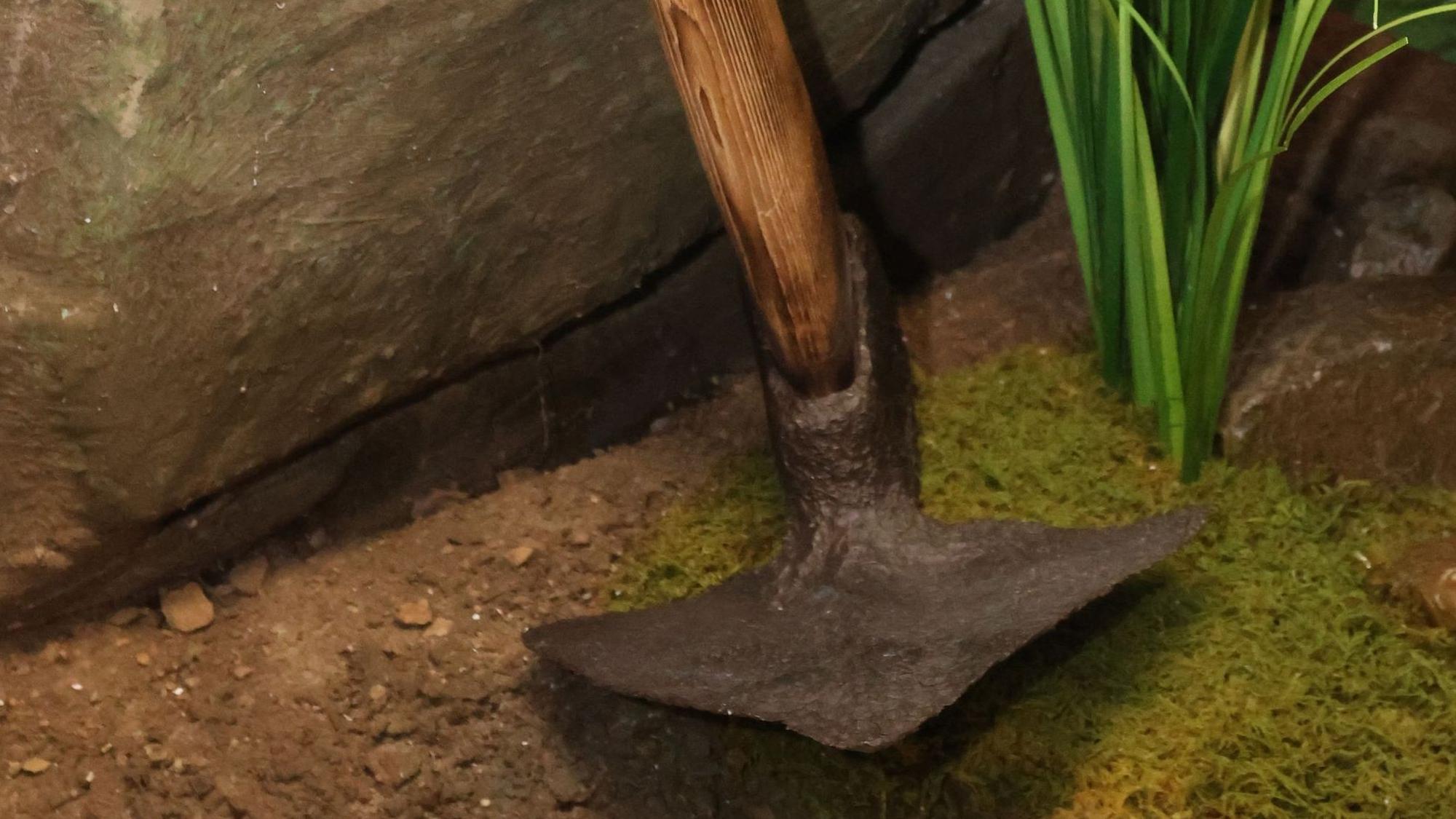 Eine alte Hacke aus Wildberg steht im Museum.