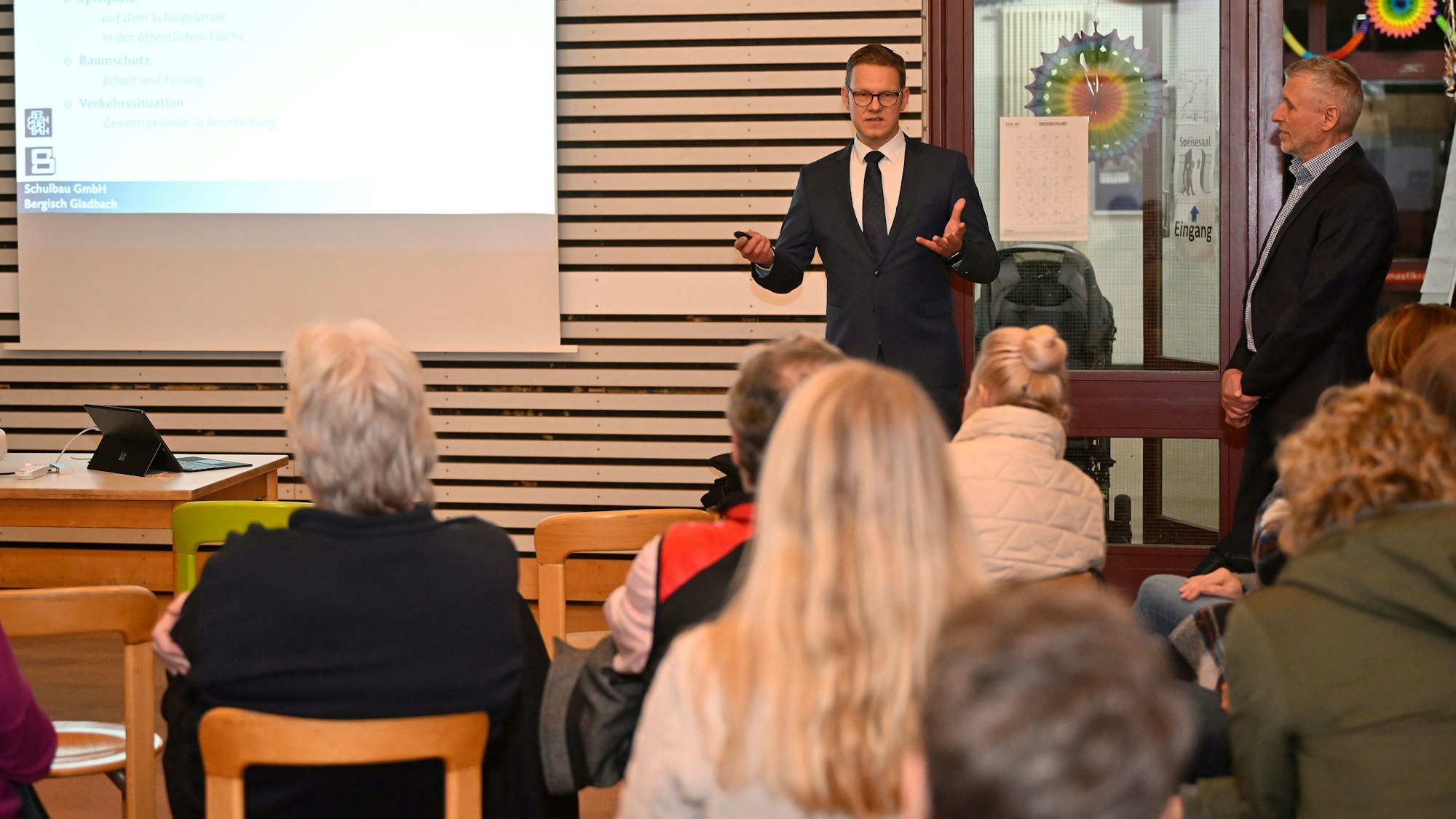 Zwei Männer halten einen Vortrag.