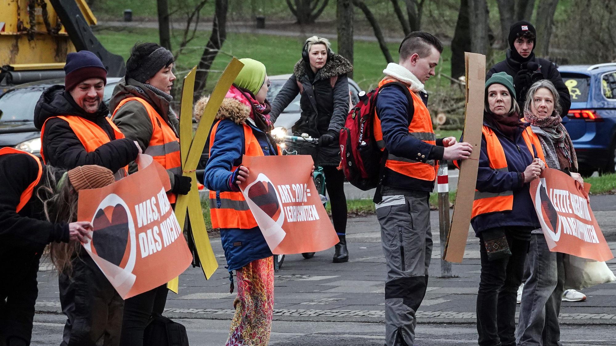 Aktivisten blockieren den Verkehr auf der Universitätsstraße.