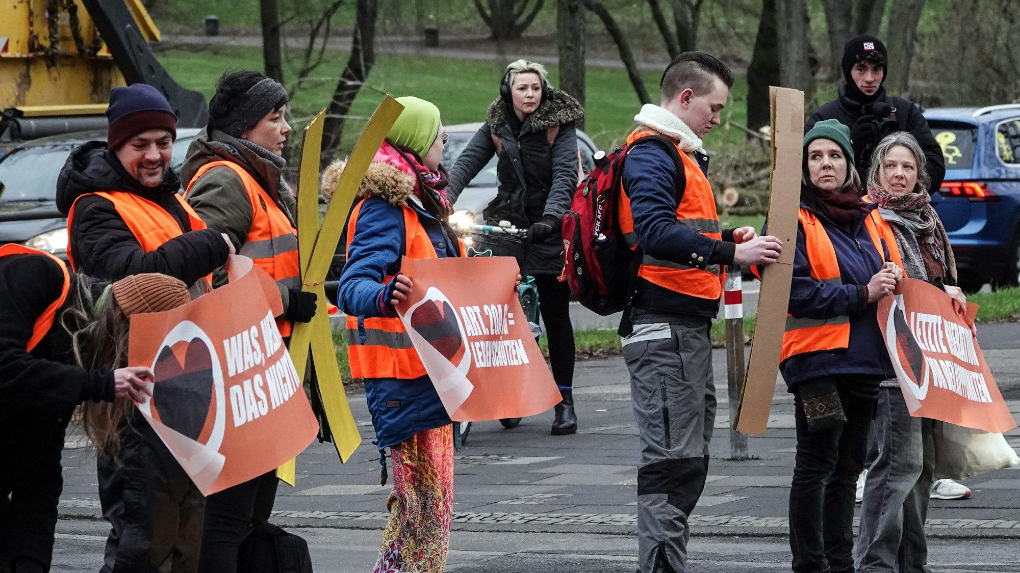 Aktivisten blockieren den Verkehr auf der Universitätsstraße.