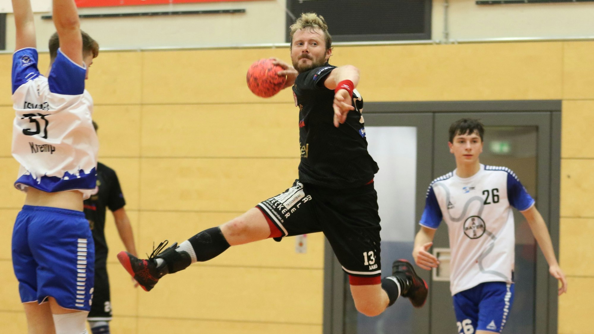 Palmersheims René Lönenbach wirft in seiner unnachahmlichen Art aufs Tor.