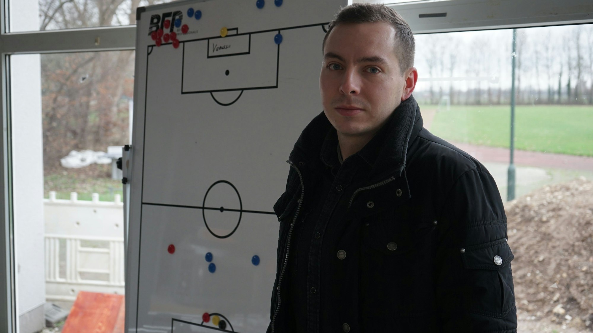 Das Bild zeigt Philipp Berger vor einer Magnettafel im Vereinsheim.