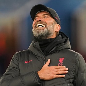 26.12.2022, Großbritannien, Birmingham: Fußball: Premier League, England, 17. Spieltag, Aston Villa - FC Liverpool, Villa Park: Jürgen Klopp, Trainer von FC Liverpool, reagiert nach dem Sieg seiner Mannschaft.