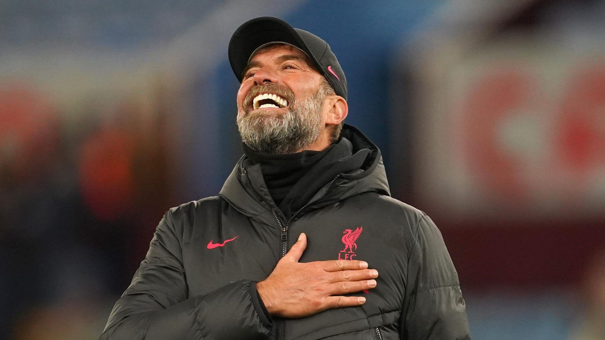 26.12.2022, Großbritannien, Birmingham: Fußball: Premier League, England, 17. Spieltag, Aston Villa - FC Liverpool, Villa Park: Jürgen Klopp, Trainer von FC Liverpool, reagiert nach dem Sieg seiner Mannschaft.