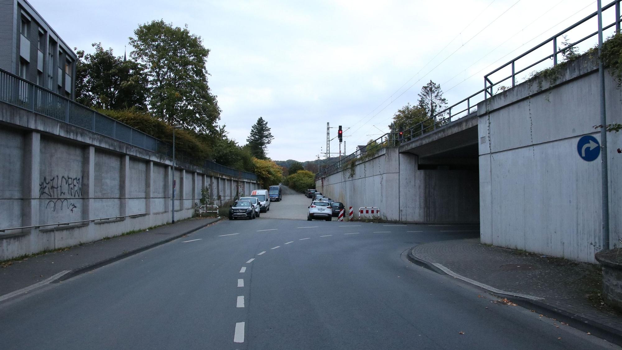 Die Steinmetzstraße, die parallel zur Bahntrasse verläuft, endet zurzeit noch auf einer Schotterpiste. Dort parken links und rechts Autos.