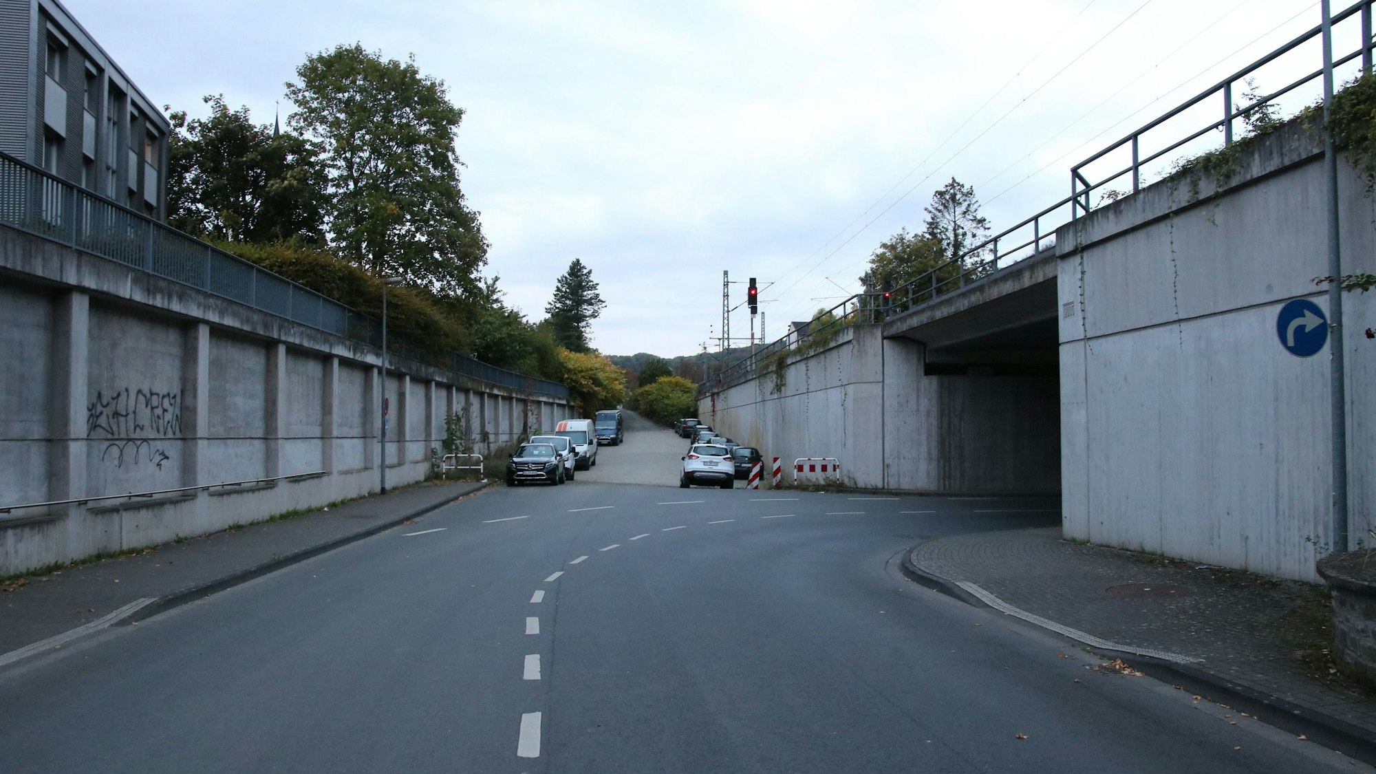 Die Steinmetzstraße, die parallel zur Bahntrasse verläuft, endet zurzeit noch auf einer Schotterpiste. Dort parken links und rechts Autos.