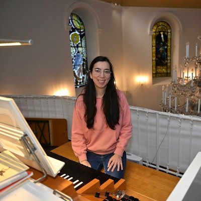Joana Lenk sitzt an der Orgel der Gnadenkirche in Bergisch Gladbach.