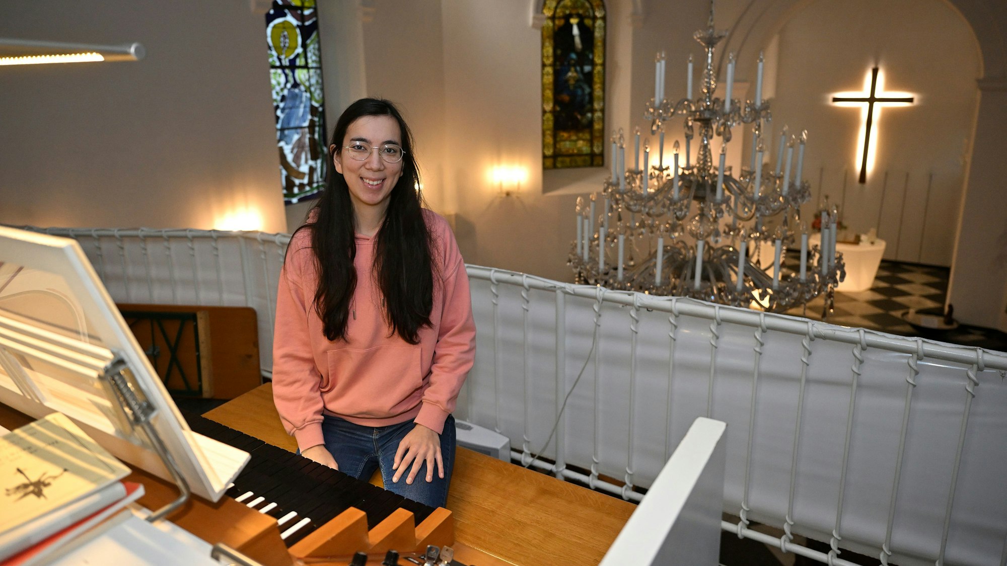 Joana Lenk sitzt an der Orgel der Gnadenkirche in Bergisch Gladbach.