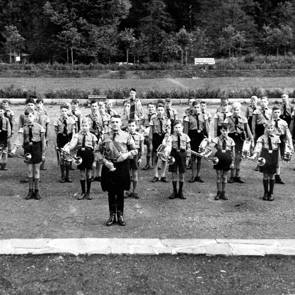 Das Foto zeigt einen Spielmannszug der Hitlerjugend, der in Gemünd aufmarschiert ist.