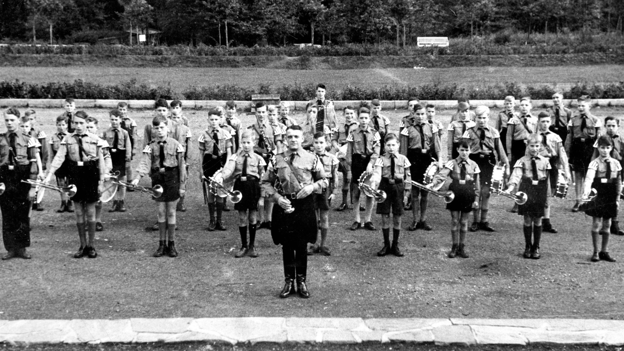 Das Foto zeigt einen Spielmannszug der Hitlerjugend, der in Gemünd aufmarschiert ist.