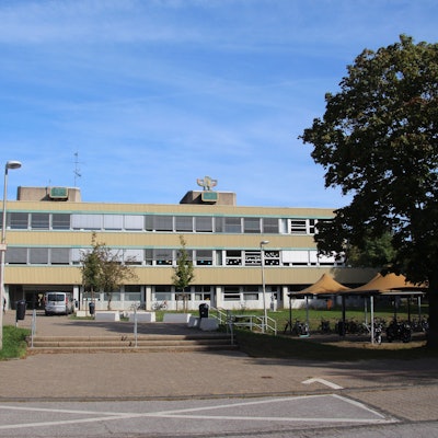 Das Schulzentrum Cyriax in Overath von außen.