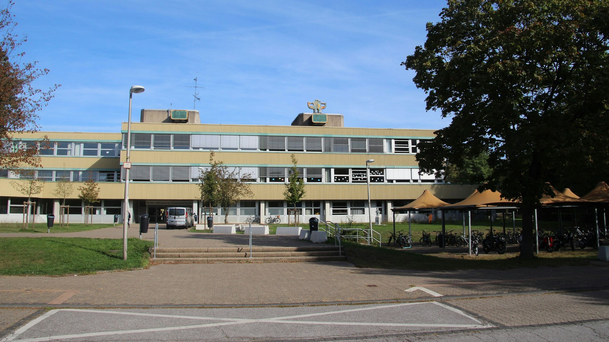 Das Schulzentrum Cyriax in Overath von außen.