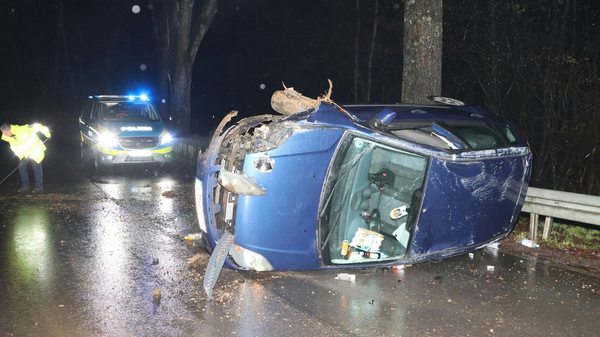 Der schwer beschädigte Ford liegt auf der linken Seite.