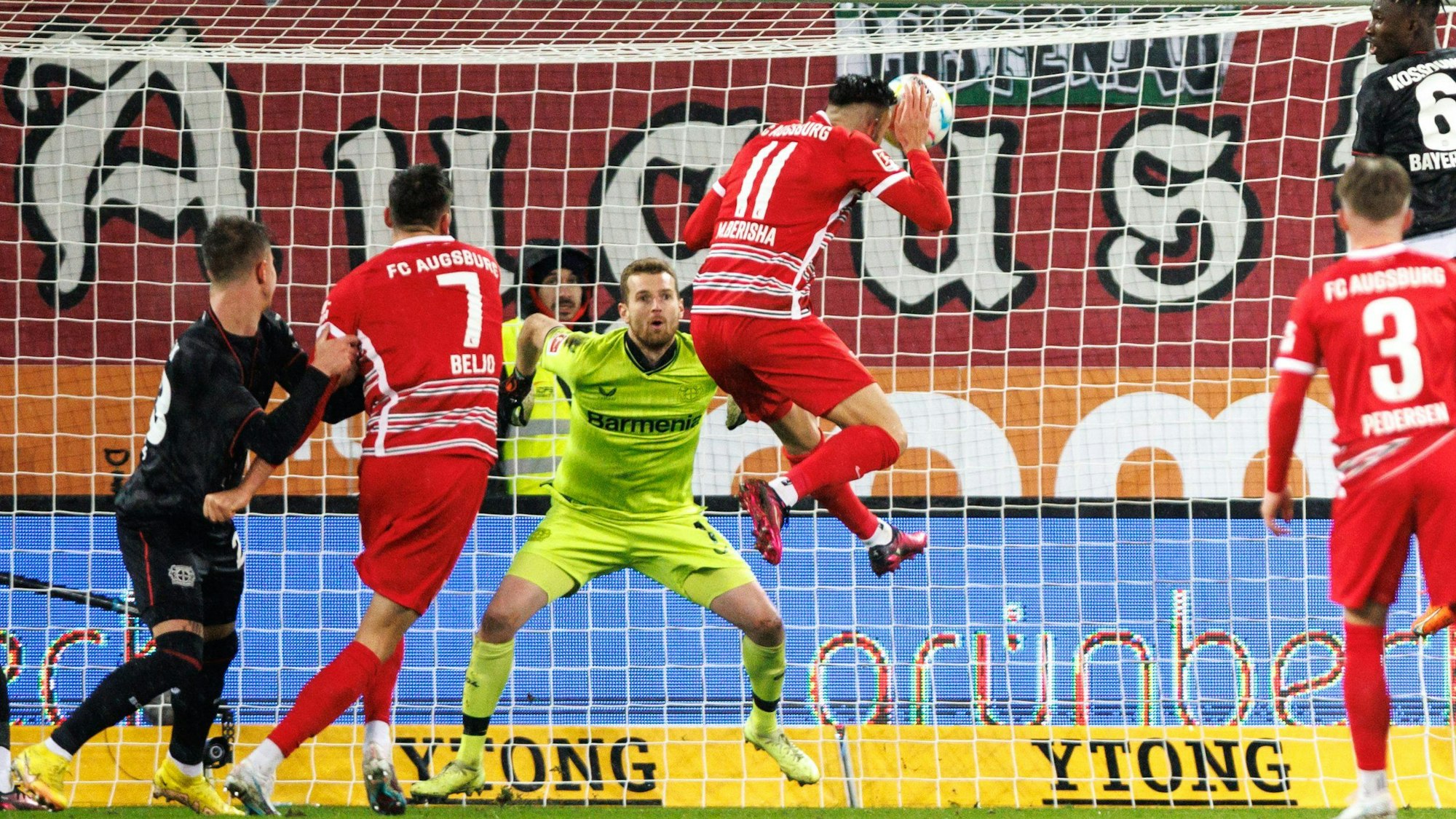 03.02.2023, Bayern, Augsburg: Fußball: Bundesliga, FC Augsburg - Bayer Leverkusen, 19. Spieltag, WWK-Arena. Torschütze Mergim Berisha vom FC Augsburg (r) trifft zum 1:0. Links kann Torwart Lukas Hradecky von Bayer Leverkusen den Ball nicht abwehren. Foto: Matthias Balk/dpa - WICHTIGER HINWEIS: Gemäß den Vorgaben der DFL Deutsche Fußball Liga bzw. des DFB Deutscher Fußball-Bund ist es untersagt, in dem Stadion und/oder vom Spiel angefertigte Fotoaufnahmen in Form von Sequenzbildern und/oder videoähnlichen Fotostrecken zu verwerten bzw. verwerten zu lassen. +++ dpa-Bildfunk +++