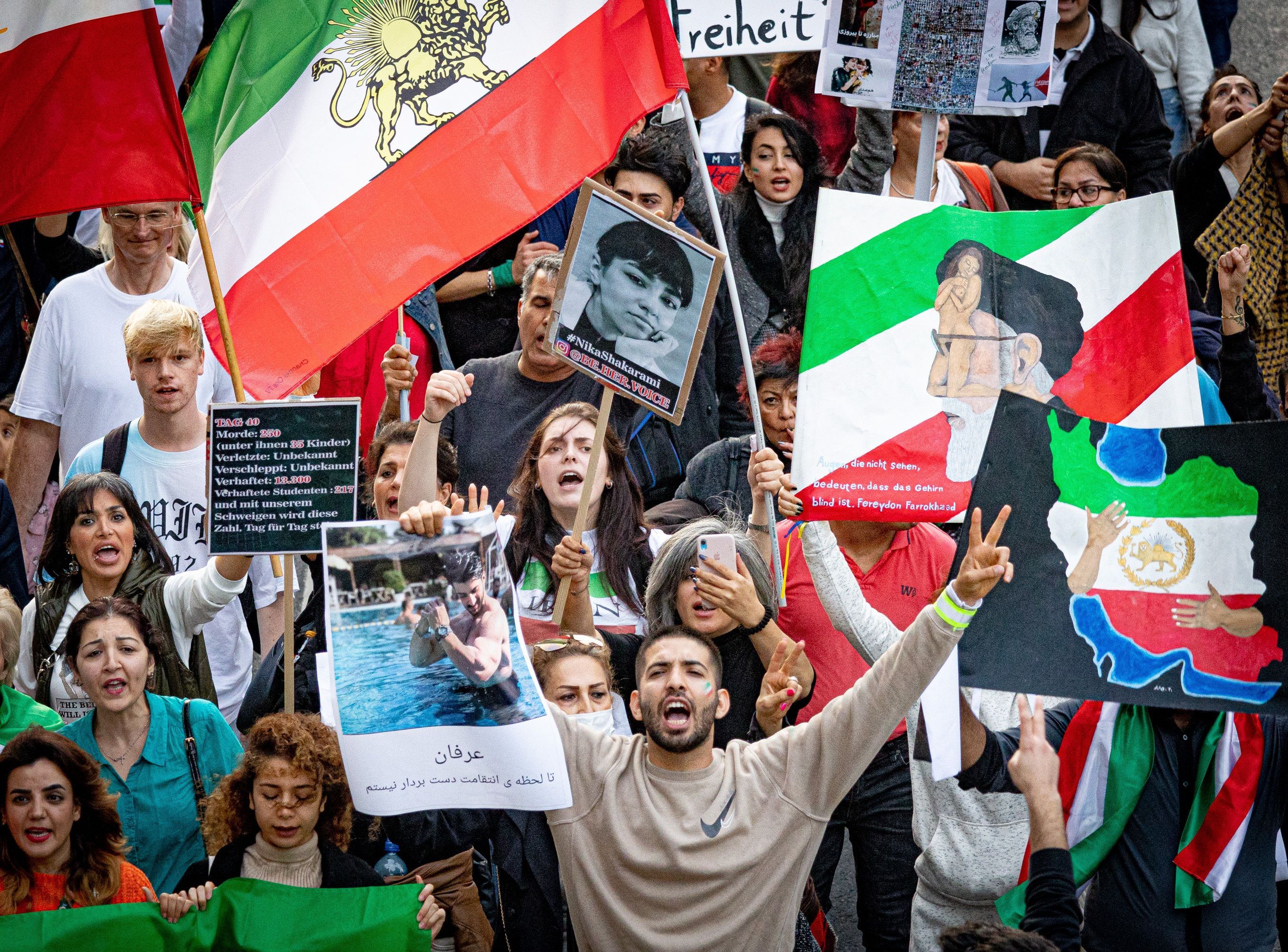 In Köln gingen am 29. Oktober 2022 tausende Exil-Iraner und Iranerinnen zusammen mit Demonstraten von Fridays for future auf die Straße, um Solidarität mit den Protestierenden im Iran zu bekunden.