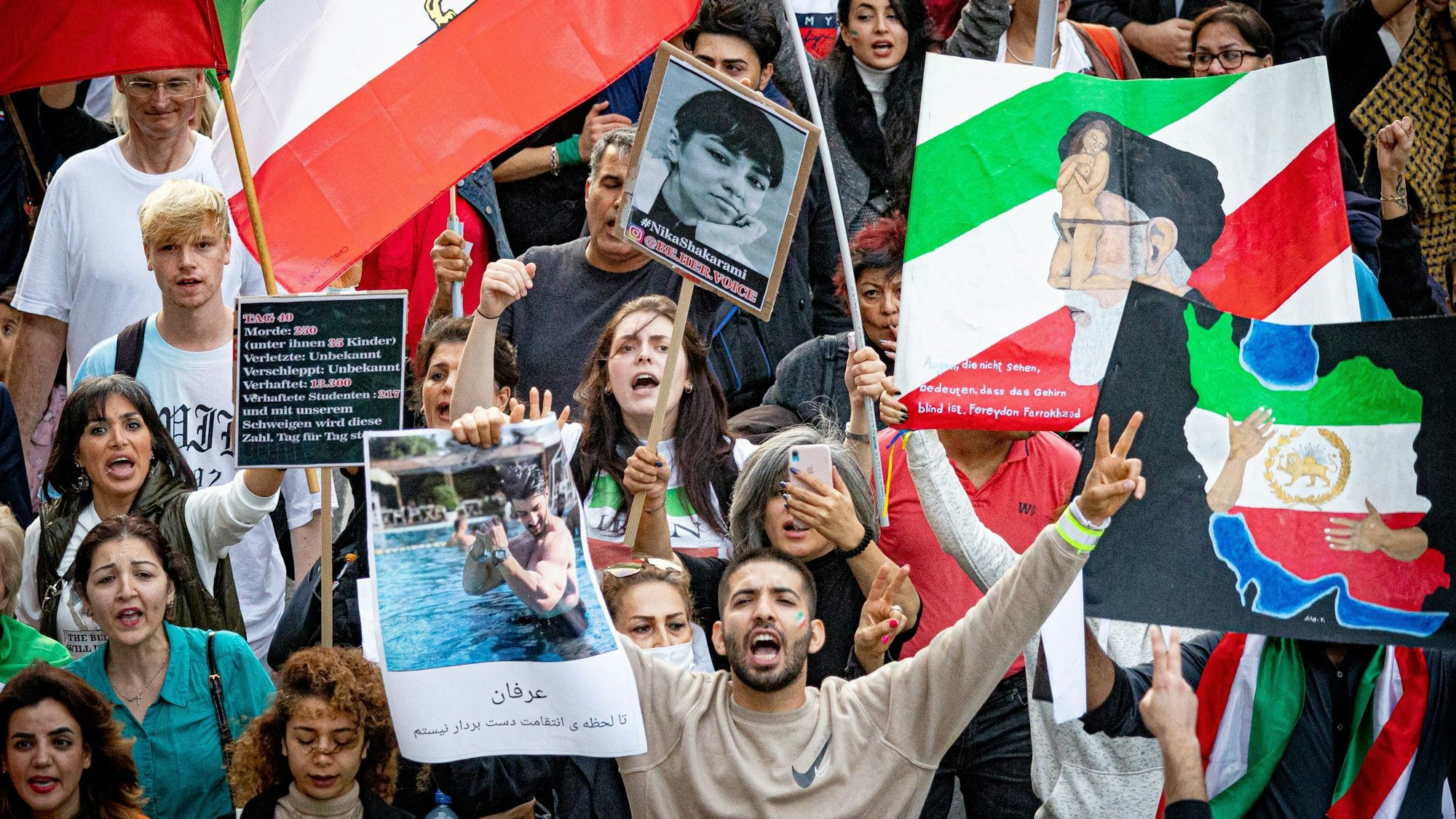 In Köln gingen am 29. Oktober 2022 tausende Exil-Iraner und Iranerinnen zusammen mit Demonstraten von Fridays for future auf die Straße, um Solidarität mit den Protestierenden im Iran zu bekunden.