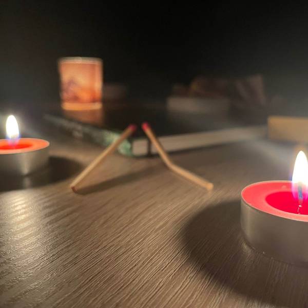 Teelichter und verbrauchte Streichhölzer auf einem Tisch.
