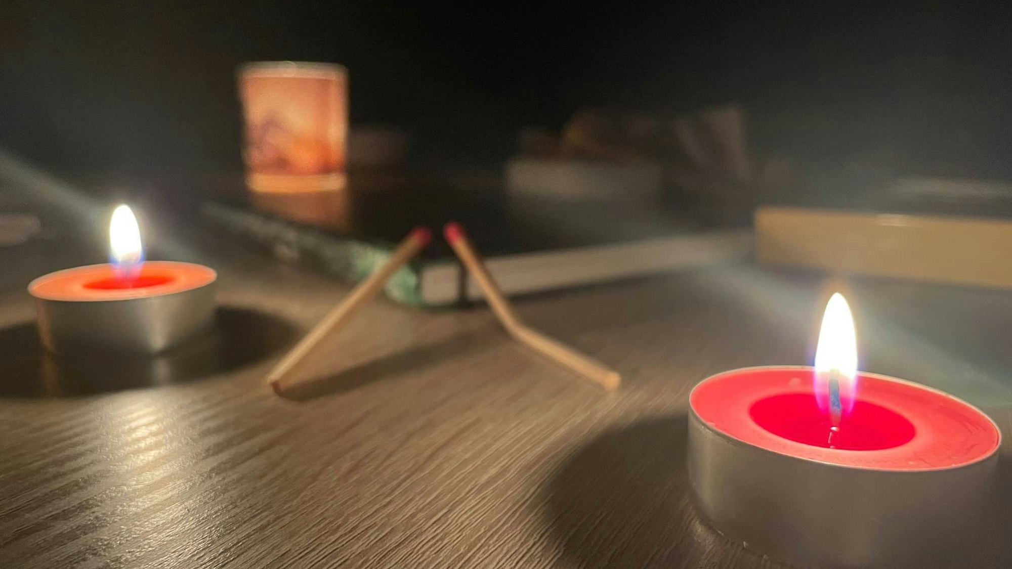 Teelichter und verbrauchte Streichhölzer auf einem Tisch.