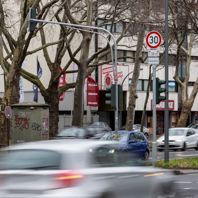 Am Clevischen Ring in Mülheim hat die Stadt auf einem 300 Meter langen Abschnitt Tempo 30 eingerichtet.