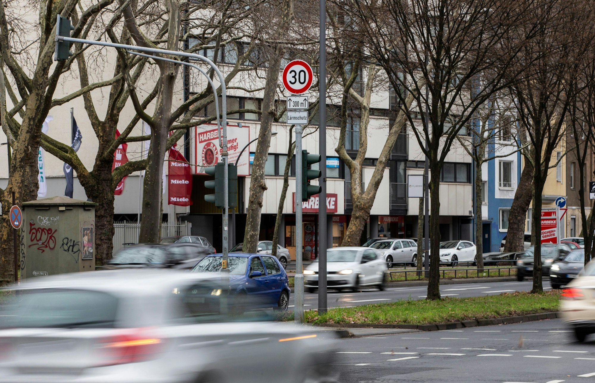 Am Clevischen Ring in Mülheim hat die Stadt auf einem 300 Meter langen Abschnitt Tempo 30 eingerichtet.