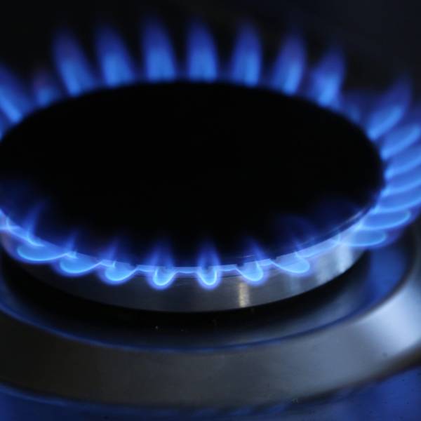 ARCHIV - 11.10.2013, Großbritannien, London: Eine Gasflamme brennt auf einem Küchenherd.