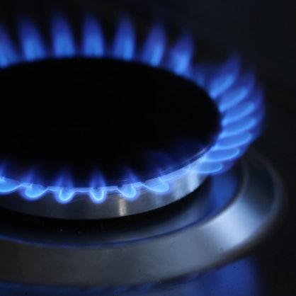 ARCHIV - 11.10.2013, Großbritannien, London: Eine Gasflamme brennt auf einem Küchenherd.