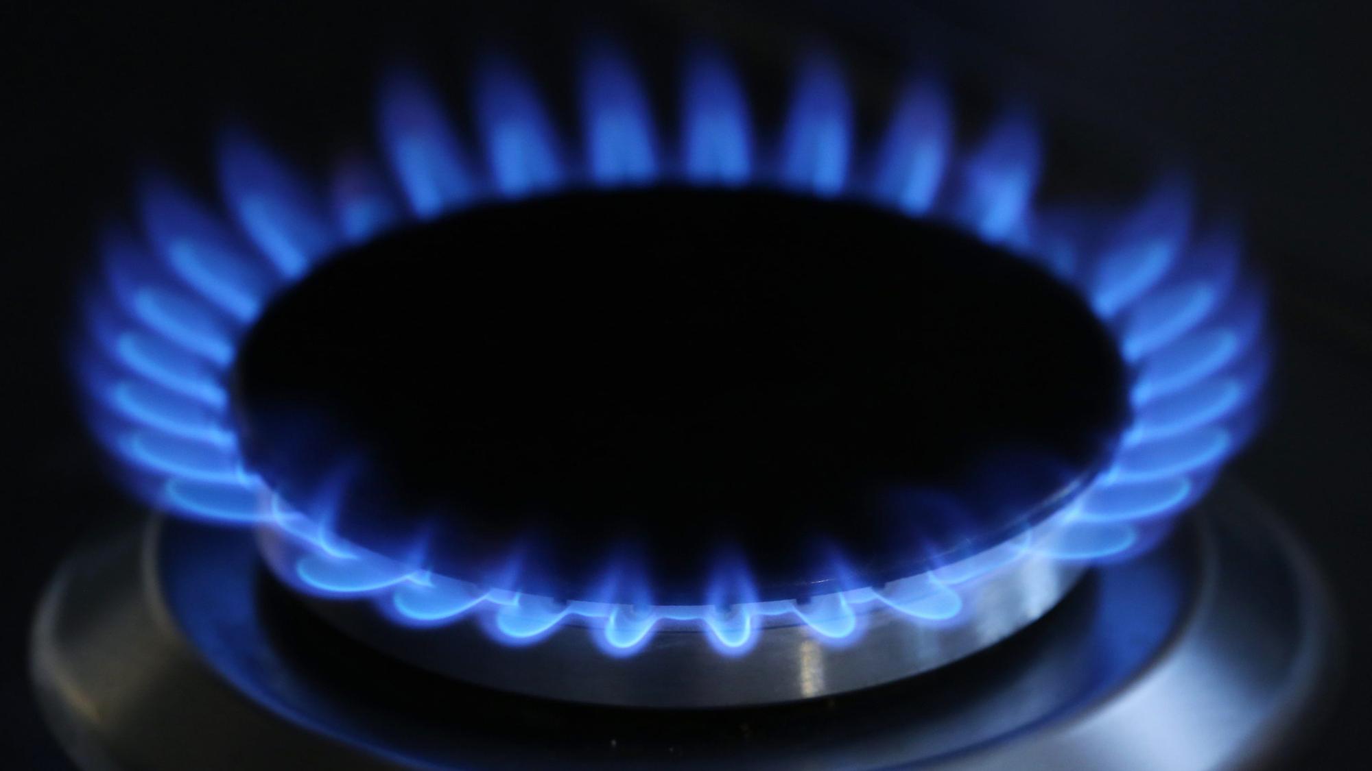 ARCHIV - 11.10.2013, Großbritannien, London: Eine Gasflamme brennt auf einem Küchenherd.