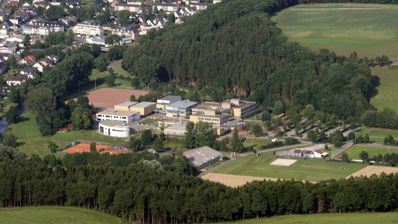 Eine Luftbildaufnahme des Schulzentrums Cyriax in Overath ist zu sehen.