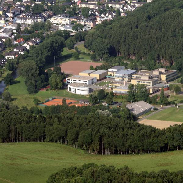 Das Schulzentrum Cyriax in Overath aus der Luft.