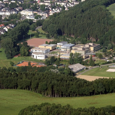 Das Schulzentrum Cyriax in Overath aus der Luft.