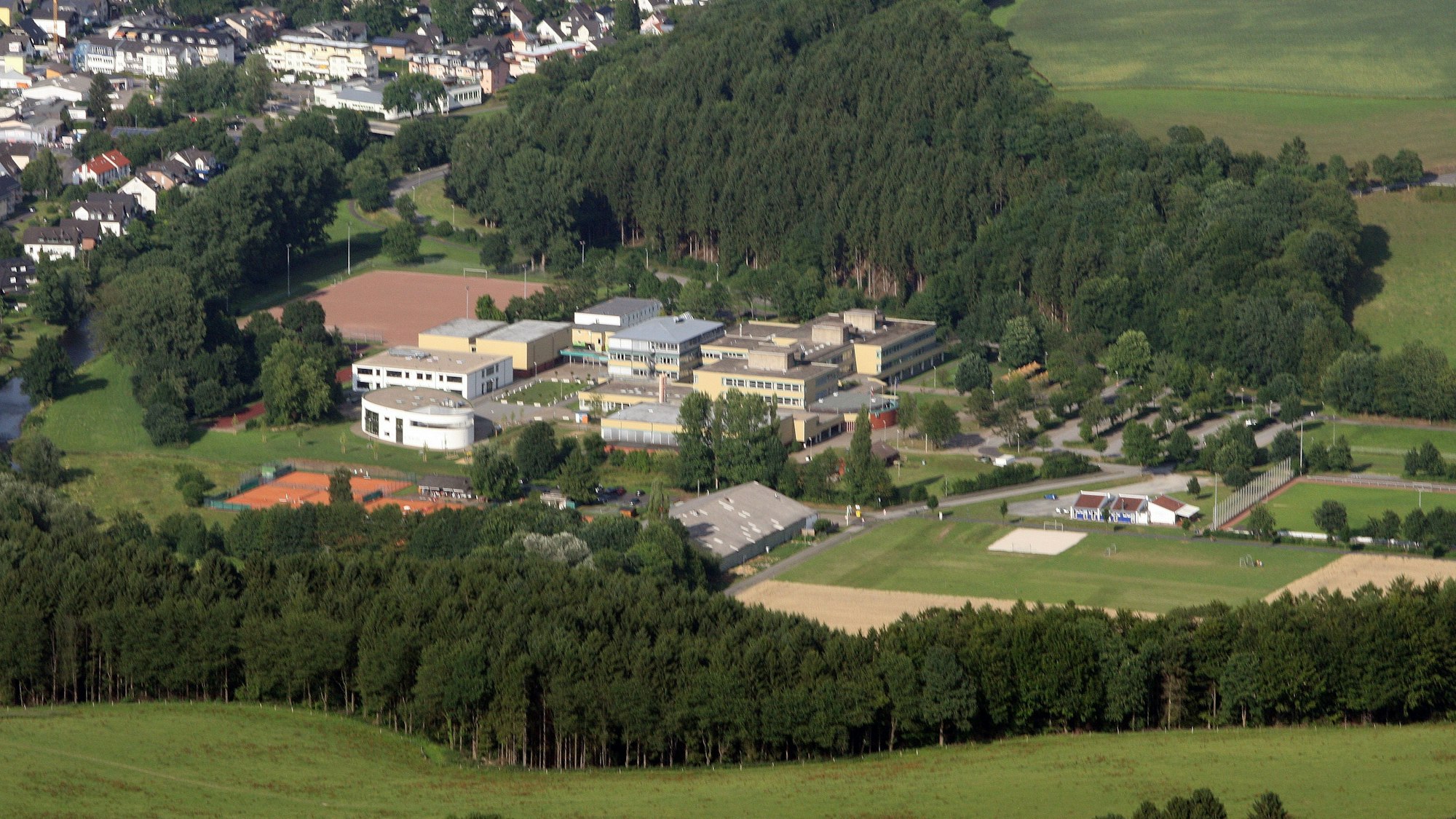 Eine Luftbildaufnahme des Schulzentrums Cyriax in Overath ist zu sehen.