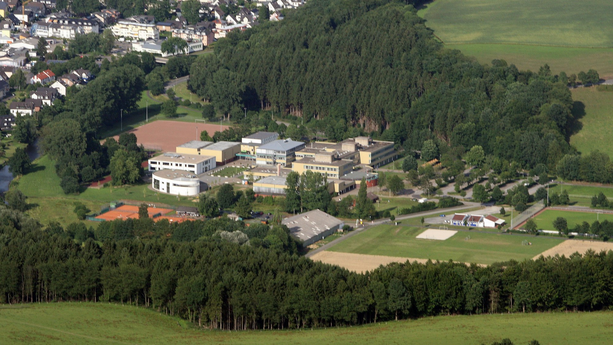 Zu sehen ist eine Luftbildaufnahme des Schulzentrums Cyriax in Overath.