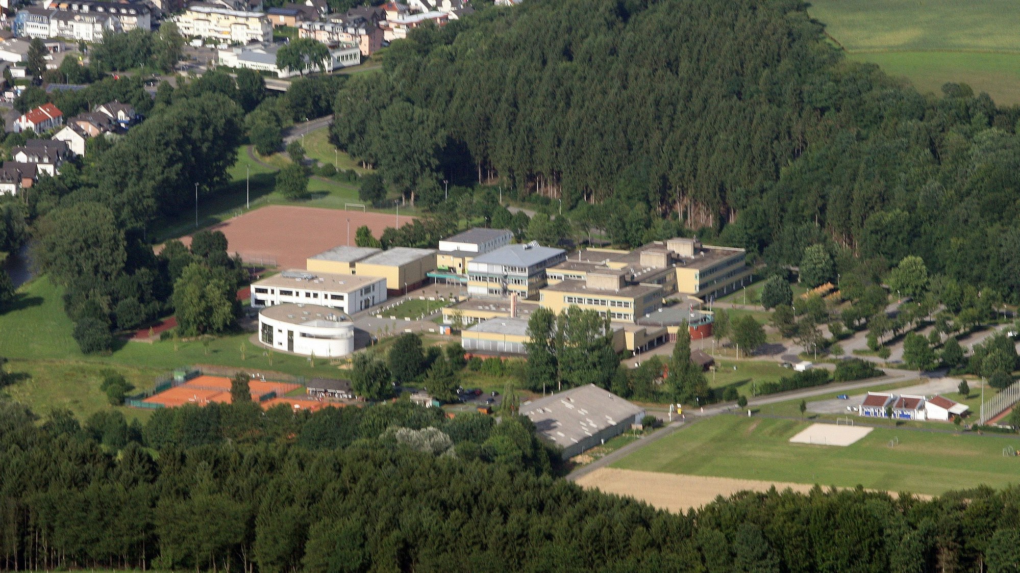 Das Schulzentrum Cyriax in Overath, zu dem auch das Paul-Klee-Gymnasium gehört, ist in einer Luftbildaufnahme zu sehen.