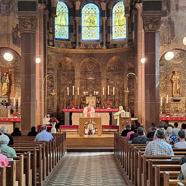 Blick in die Katholische Kirche St. Laurentius in Bergisch Gladbach während einer heiligen Messe.