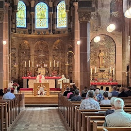 Blick in die Katholische Kirche St. Laurentius in Bergisch Gladbach während einer heiligen Messe.