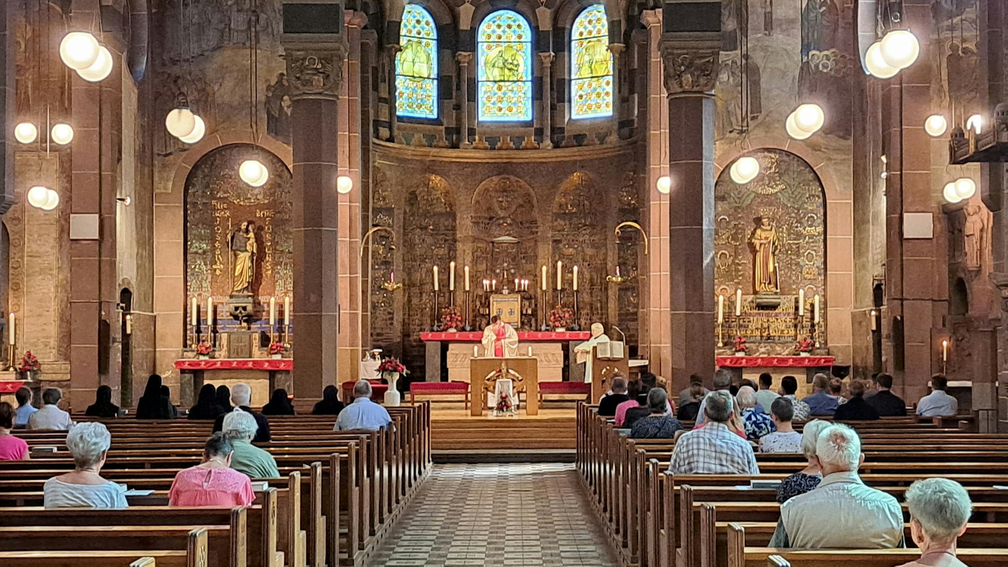 Blick in die Katholische Kirche St. Laurentius in Bergisch Gladbach während einer heiligen Messe.