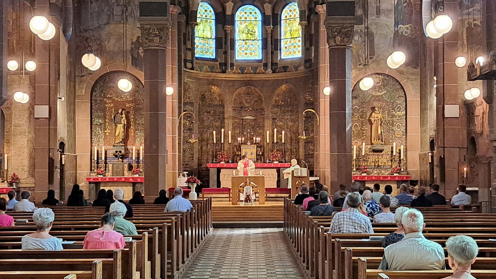 Blick in die Katholische Kirche St. Laurentius in Bergisch Gladbach während einer heiligen Messe.
