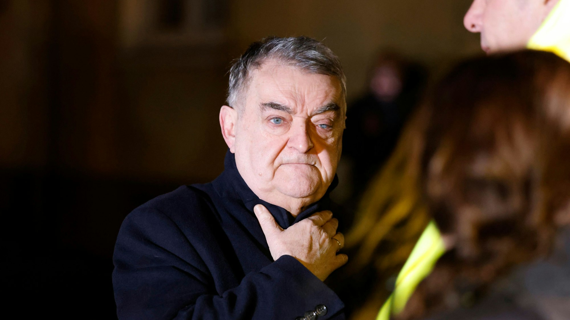 Herbert Reul (CDU), Innenminister von Nordrhein-Westfalen, steht nahe der Unglücksstelle in Recklinghausen.