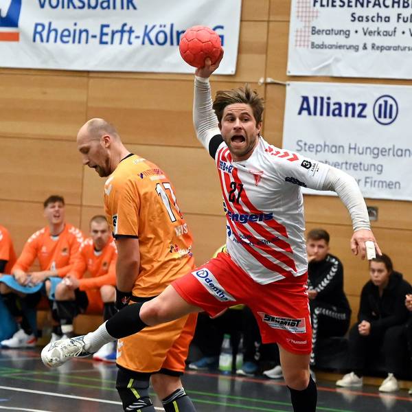 Ein Handballer setzt zum Wurf an, sein Gegenspieler ist machtlos.