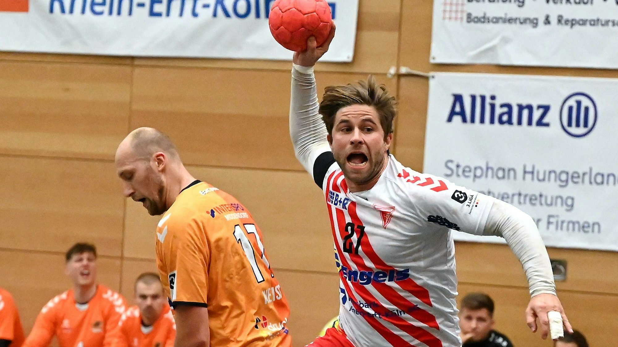 Ein Handballer setzt zum Wurf an, sein Gegenspieler ist machtlos.