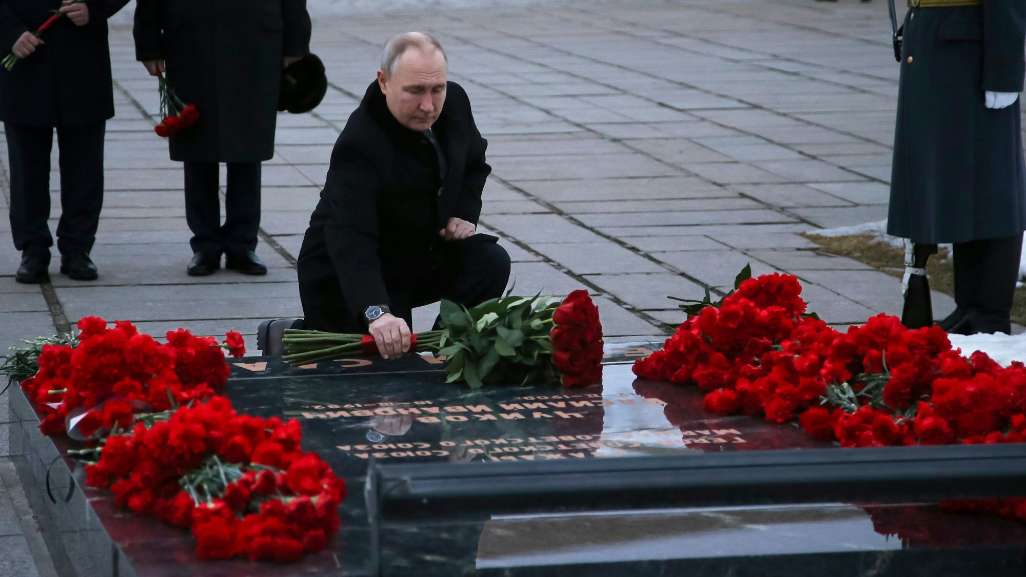 Dieses von der staatlichen russischen Nachrichtenagentur Sputnik via AP veröffentlichte Foto zeigt Wladimir Putin, Präsident von Russland, der einen Blumenstrauß am Denkmal des Marschalls der Sowjetunion Tschuikow niederlegt, während er an der Gedenkfeier anlässlich des 80. Jahrestages des sowjetischen Sieges in der Schlacht von Stalingrad teilnimmt. 80 Jahre nach dem Sieg der Roten Armee über die Wehrmacht in der Schlacht um Stalingrad hat Kremlchef Wladimir Putin Deutschland vorgeworfen, sich erneut in einen Krieg mit Russland hineinziehen zu lassen.