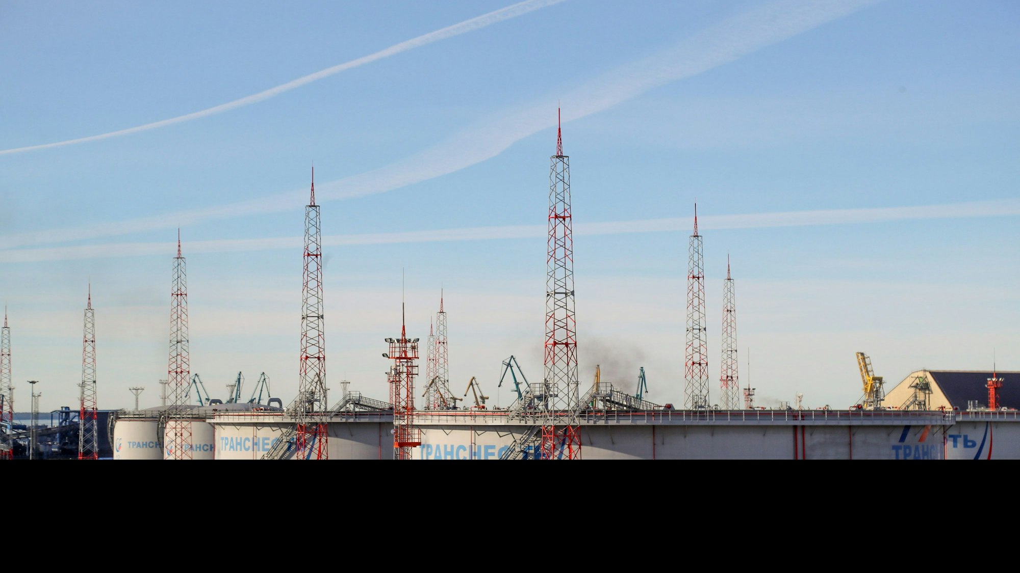 ARCHIV - 05.03.2022, Russland, Ust-Luga: Tanks von Transneft, einem staatlichen russischen Unternehmen, das die Erdöl-Pipelines des Landes betreibt, stehen im Ölterminal von Ust-Luga.