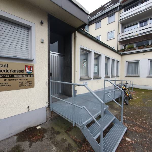 Der Eingang der Stadtbücherei in Niederkassel-Ort.