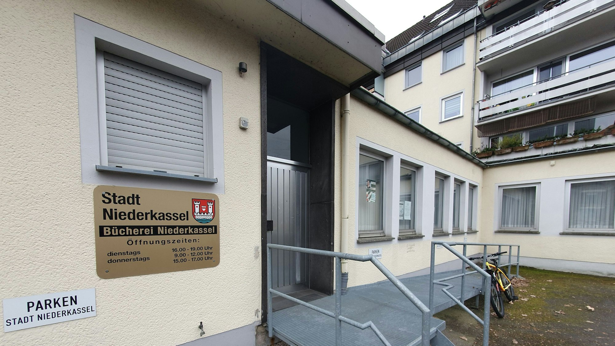 Der Eingang der Stadtbücherei in Niederkassel-Ort.