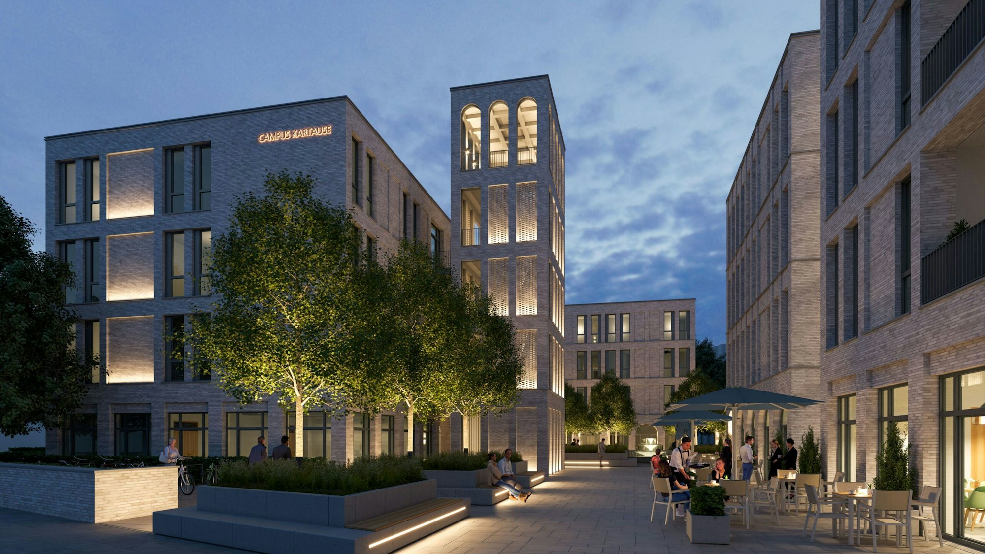 Eine Nachtaufnahme des Neubaus mit Gastronomie im Vordergrund und dem beleuchteten Capanile.