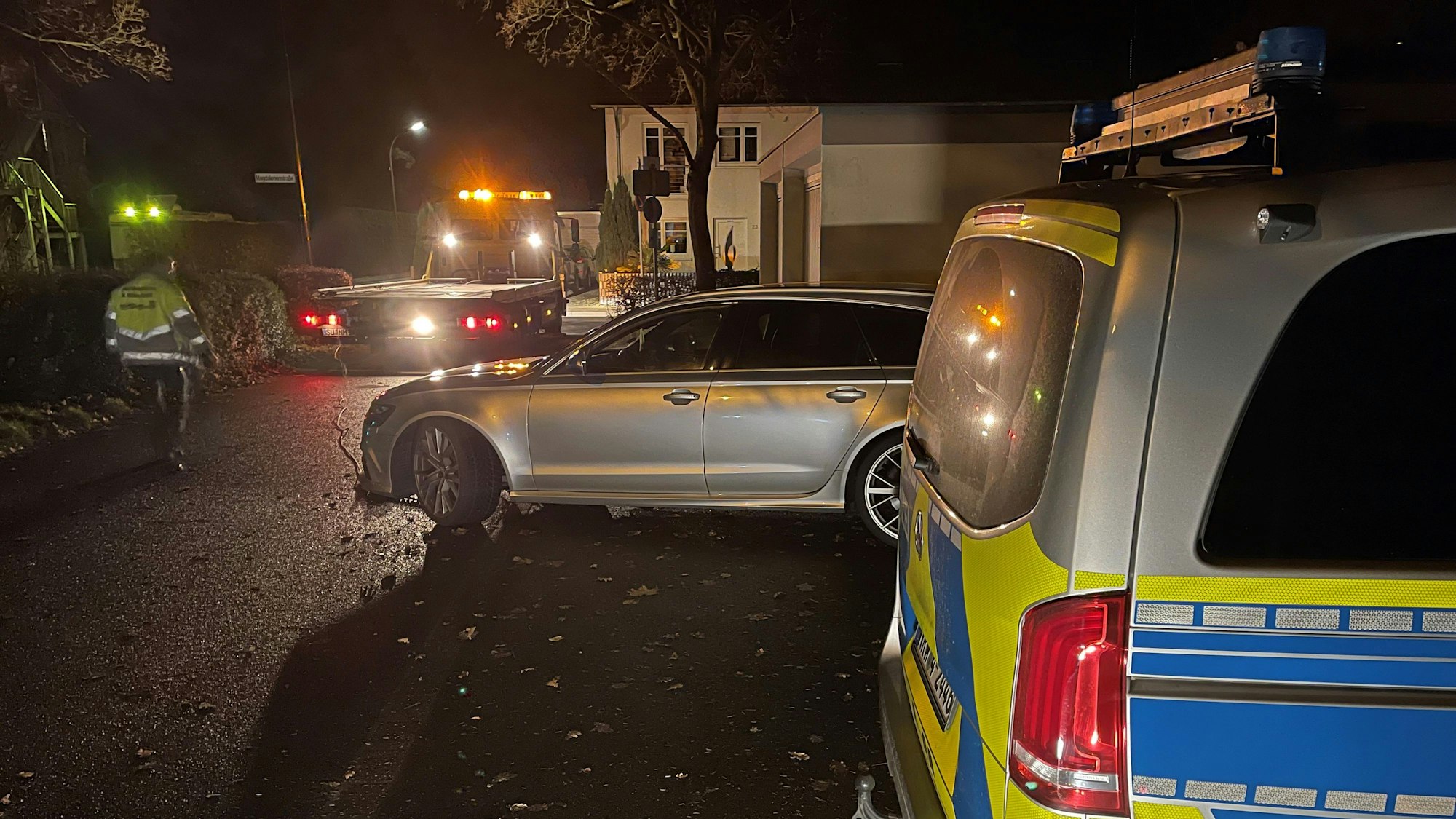Ein Fluchtwagen steht auf einem Parkplatz in Troisdorf.