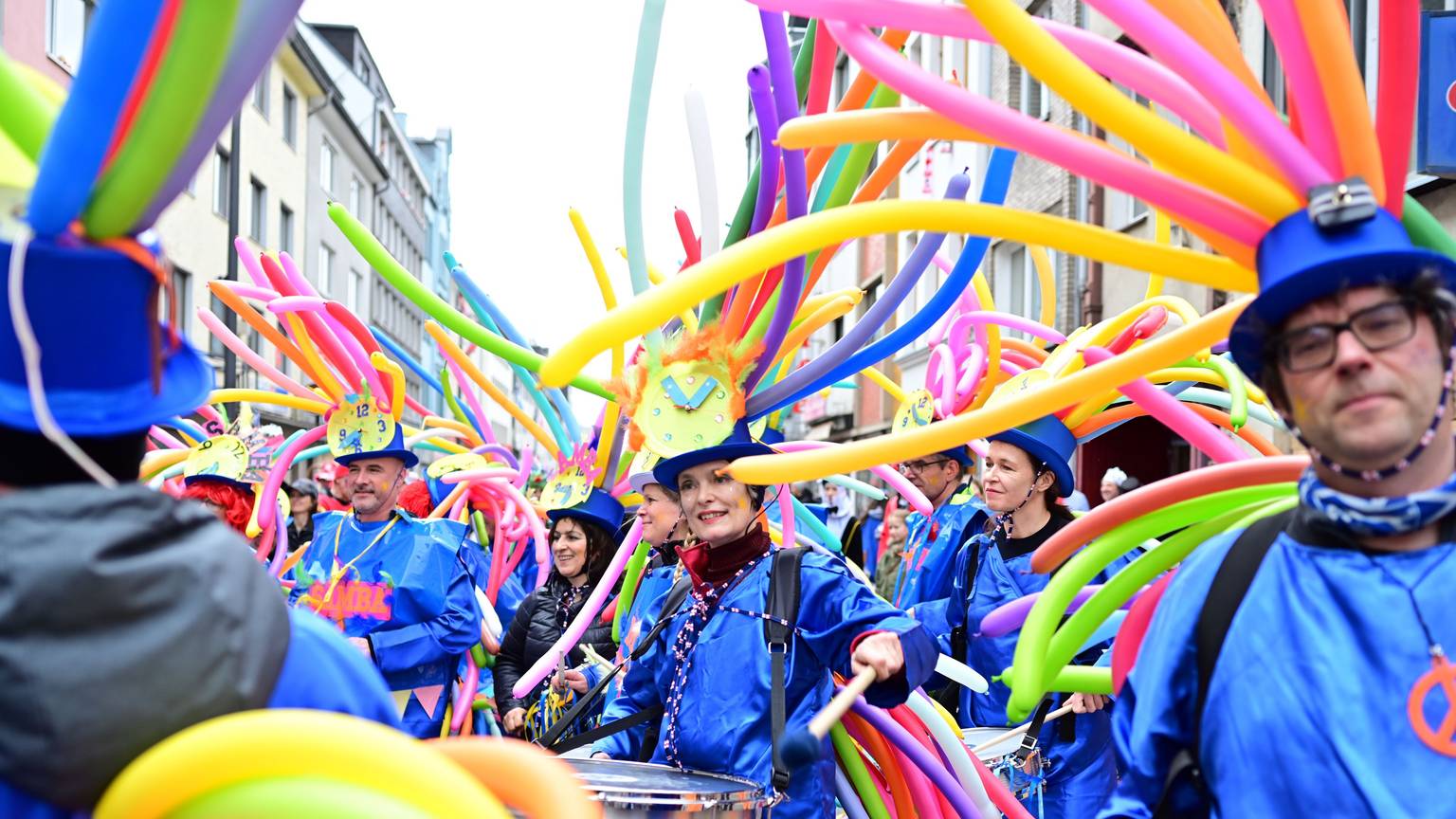Bunt verkleidete Karnevalisten ziehen durch die Kölner Straßen.