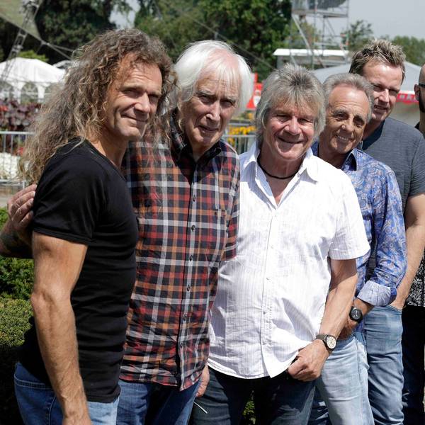 Bläck Fööss (Kölnische Mundartgruppe), bestehend aus: Mirko Bäumer (Gesang, seit 2017), Pit Hupperten (Gesang, Gitarre, seit 2017) Ralph "Gus" Gusovius (Schlagzeug), Günther Antonius "Bömmel" Lückerath (Gitarre), Hartmut Reinhold Priess (Bass), Ernst "Erry" Josef Stoklosa (Gesang und Gitarre) und Andreas Wegener (Piano) gastieren am 25. August 2018, um 19 Uhr mit ihrem 43. traditionellen musikalischen Familienfest Open Air am Tanzbrunnen Köln.